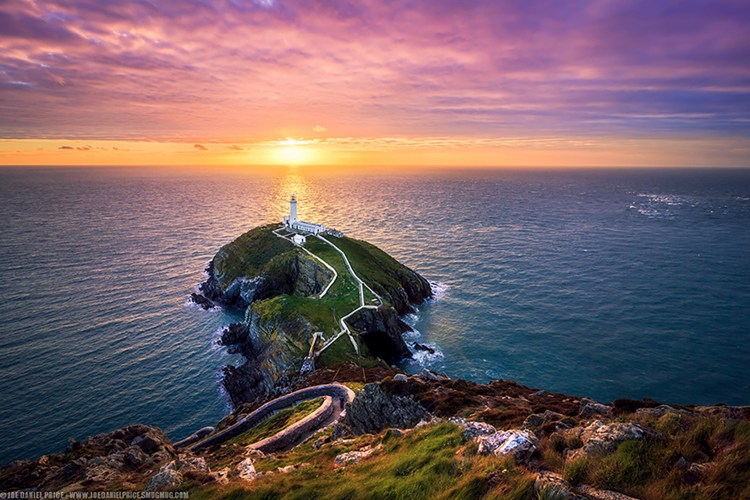 Ngọn hải đăng Holyhead, Anglesey, xứ Wales hiện lên tuyệt đẹp trong một khung cảnh rực rỡ và hòa hợp giữa trời đất và biển cả.