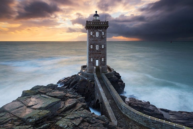 Ngọn hải đăng Kermorvan, Bretagne, Pháp tuyệt đẹp với kiến trúc kiên cố và những ô cửa màu trắng điểm xuyết.