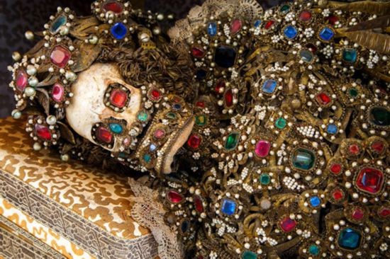 Những xác ướp đeo đầy vàng, đá quý và trân châu được tìm thấy trong ngôi mộ cổ.