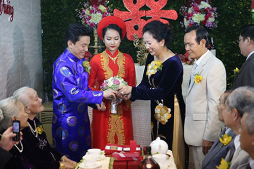 Lam Trường và Yến Phương hạnh phúc trong ngày trọng đại trước sự chứng kiến của hai bên gia đình.