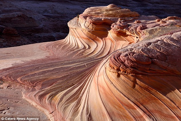 Những bức ảnh này ghi lại cảnh đẹp mê hồn của vùng sa thạch The Wave ẩn khuất giữa sa mạc Arizona, Mỹ.