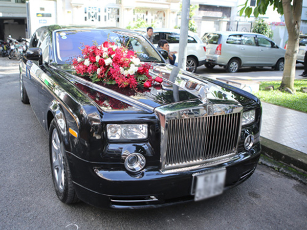 Hiện ở Việt Nam có khoảng 5 chiếc Rolls-Royce Phantom rồng, thuộc sở hữu của các đại gia ở TP.HCM, Hà Tĩnh, Ninh Bình, Hà Nội và Quảng Ninh.