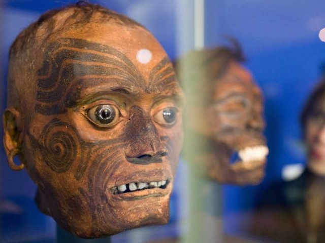 Hình xăm trên mặt của bộ tộc Maori thể hiện địa vị người trong tộc. Hình xăm càng nhiều thì địa vị càng cao.