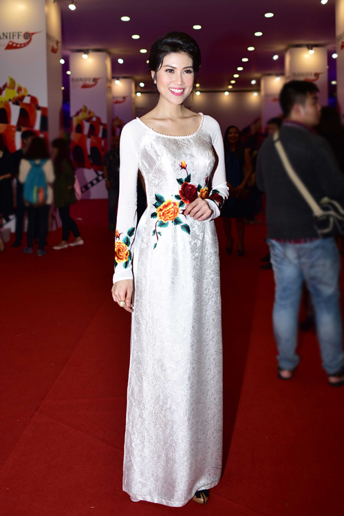 Siêu mẫu Thu Hằng rạng rỡ với áo dài trắng, họa tiết hoa. Cô đảm nhận vai trò MC trong đêm trao giải Liên hoan phim quốc tế Hà Nội lần hai.