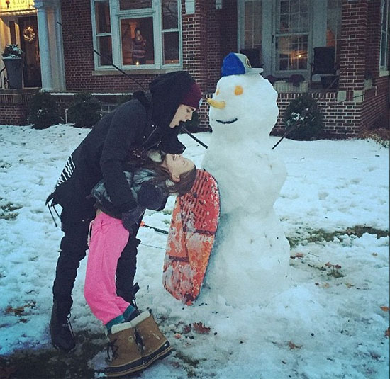 Ca sĩ Justin Bieber và cô em gái 6 tuổi đùa vui bên người tuyết tại Canada. Bố và các em cùng cha khác mẹ của Justin đang sống tại đây.