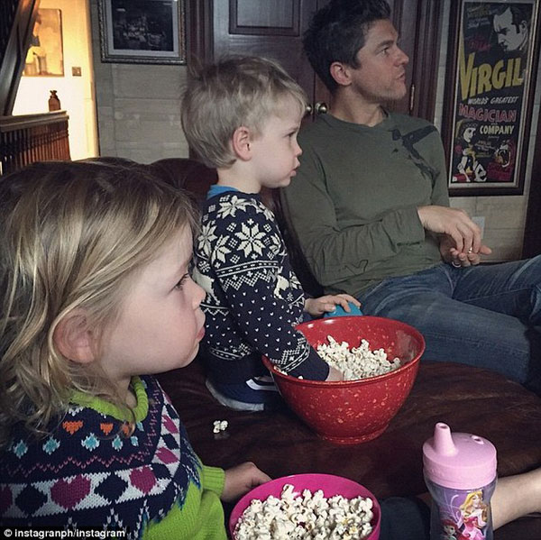 Nam diễn viên 'Xì Trum 2' Neil Patrick Harris có buổi tối bình yên bên cặp song sinh 4 tuổi khi cả nhà cùng thưởng thức món bắp rang bơ và xem phim truyền hình.