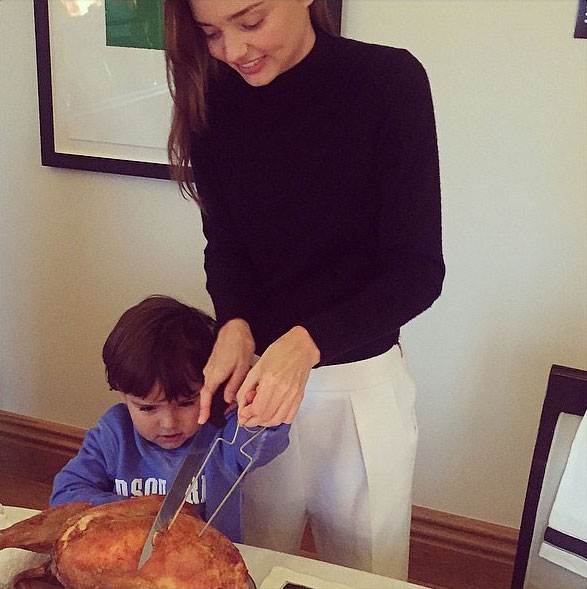 Bé Flynn giúp mẹ Miranda Kerr cắt gà Tây - món ăn truyền thống trong ngày lễ Tạ ơn (ngày thứ 5 trong tuần lễ cuối của tháng 11).