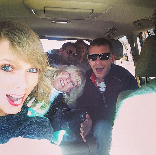 Taylor Swift nhí nhảnh bên các chị em họ.