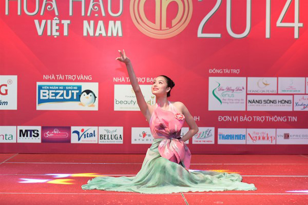 Á hậu Thể thao Thế giới Phạm Hương với bài múa sen.