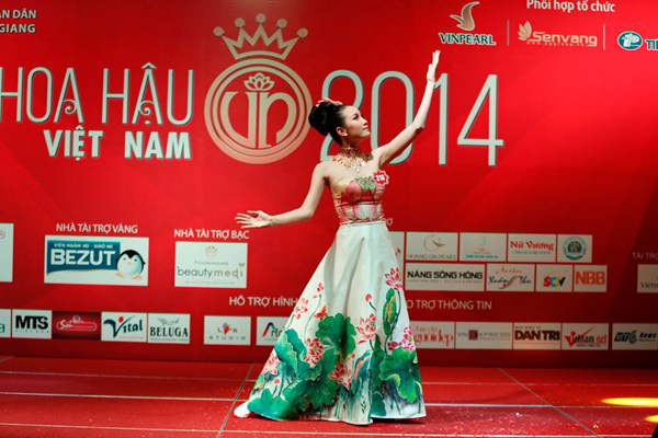 Nét dịu dàng của thí sinh Hoa hậu Việt Nam trong điệu múa.