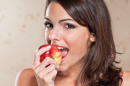 Ăn táo trước khi dùng bữa tối - một trái táo chứa khoảng 5 gam chất xơ, tập trung nhiều ở phần vỏ. Chính chất xơ này sẽ làm ta cảm thấy no hơn, nên có thể điều tiết được chứng thèm ăn.