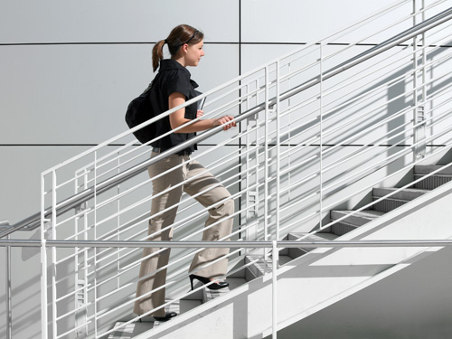 Leo cầu thang bộ - cũng là bài thể dục hết sức đơn giản mà hiệu quả. Bạn có thể tập leo cầu thang tại nhà hoặc thay vì dùng thang máy ở những nơi công cộng, hãy sử dụng thang bộ.