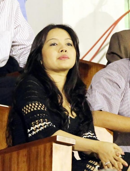 Bà Đặng Thị Ngọc Lan thường xuyên bên cạnh chồng trong những trận bóng.