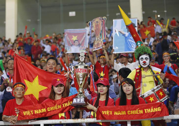 Người hâm mộ hi vọng các cầu thủ tuyển Việt Nam sẽ tiếp tục tỏa sáng trên sân cỏ hơn nữa.