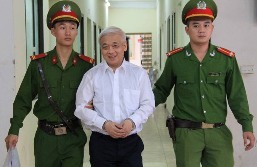Từ khoảng 7h, Nguyễn Đức Kiên cùng các bị cáo nguyên là lãnh đạo của Ngân hàng TMCP Á Châu bị xét xử trong vụ án đã được dẫn giải đến Tòa.