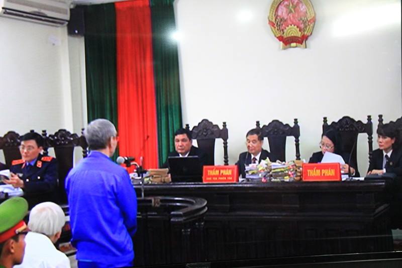 Các bị cáo trả lời trong phiên tòa. Trong ảnh, Thẩm phán Đặng Bảo Vĩnh ngồi ở giữa.