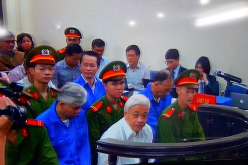 Trong phiên tòa, luật sư Nguyễn Huy Thiệp lấy lý do bị cáo Kiên bị bệnh nên đề nghị tòa cho phép bị cáo được ngồi khi trả lời tòa.