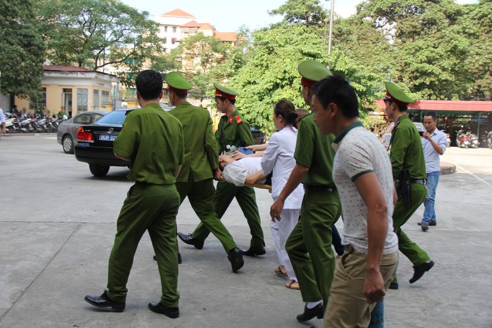 14h40, trong lúc tòa tóm tắt bản án bản án sơ thẩm thì ông Trần Ngọc Thanh hầu tòa với tư cách người liên quan, đã bị choáng ngất và được đưa đi bệnh viện ngay sau đó.