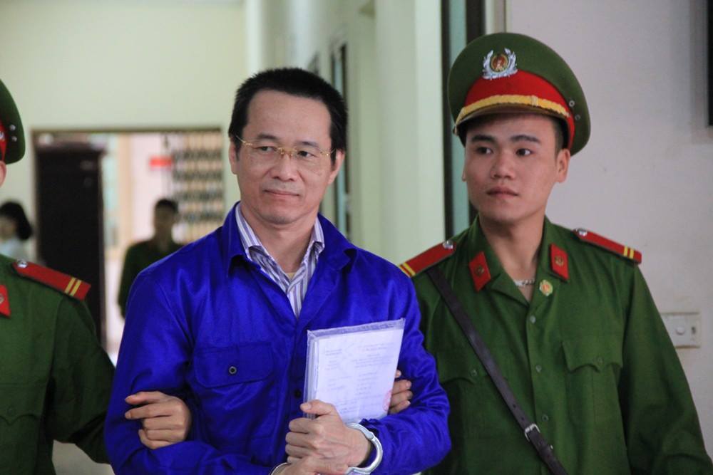 Bị cáo Lý Xuân Hải trước khi vào phiên xét xử chiều 28/11.