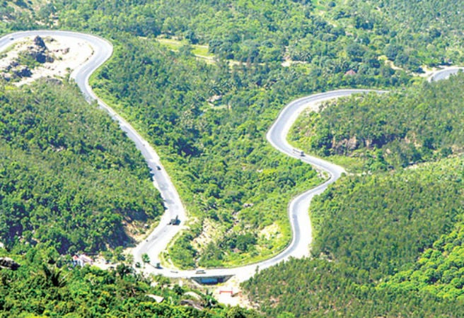 Đèo Cả dài 12km, nằm trên quốc lộ 1A tiếp giáp với biển, là địa danh nối liền hai tỉnh Phú Yên và Khánh Hòa. Là một trong những con đường có địa hình hiểm trở bậc nhất miền Trung.