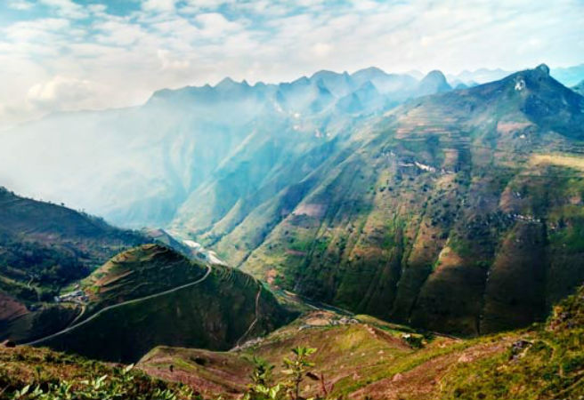 Đèo Mã Pí Lèng, Hà Giang được công nhận là di tích danh lam thắng cảnh quốc gia. Đứng trên đỉnh đèo là điểm quan sát toàn cảnh đẹp nhất ở Việt Nam.