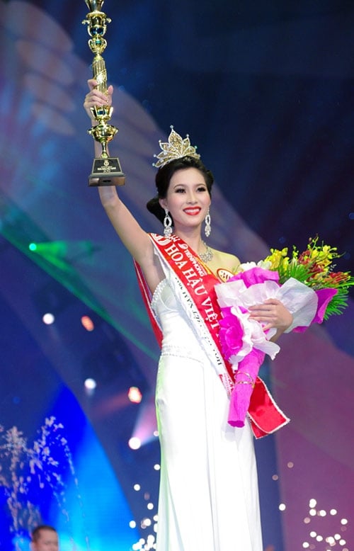 Đặng Thu Thảo đăng quang vào năm 2012. Người đẹp chiếm trọn tình cảm của công chúng sau khi trở thành hoa hậu nhờ nhan sắc ngọt ngào, gương mặt nhỏ nhắn, thanh thoát và tươi tắn.