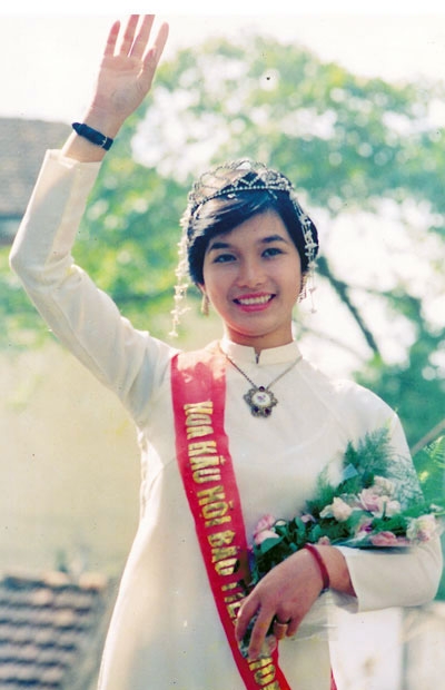 Bùi Bích Phương là Hoa hậu đầu tiên, đăng quang vào năm 1988. Cô có vẻ ngoài nền nã, quý phái.