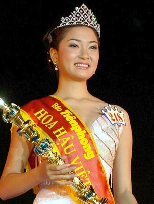 Hoa hậu Việt Nam 2004, Nguyễn Thị Huyền mang nhiều nét đẹp Á đông với khuôn mặt phúc hậu và vẻ mặn mà, thu hút.