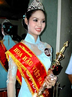 Phạm Thị Mai Phương đăng quang vào năm 2002. Cô không lấn sân vào showbiz mà có cuộc sống khá bình lặng. Người đẹp được cho là có nhan sắc không nổi trội so với các hoa hậu khác.