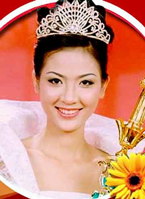 Hoa hậu Việt Nam 2000, Phan Thu Ngân, lại sở hữu vẻ đẹp sắc sảo, hiện đại với nhiều đường nét thanh tú.