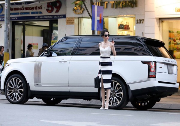 Người đẹp kiêu hãnh bên chiếc siêu xe thuộc hàng đắt giá nhất của sao Việt.