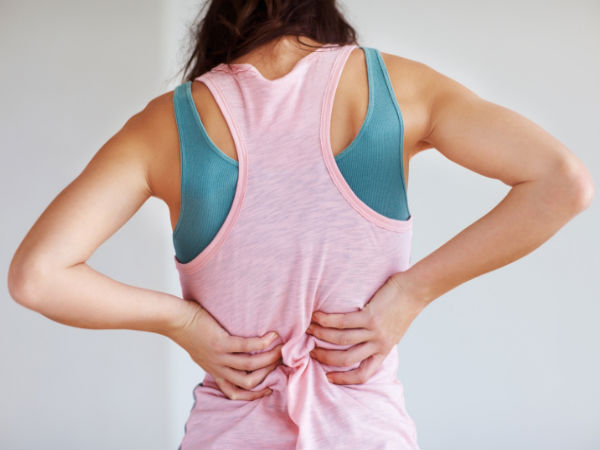Mắc chứng đau lưng - vì thời gian không hoạt động quá nhiều, cơ thể và các cơ bắp của bạn sẽ mất dần tính linh hoạt, từ đó gây ra đau lưng.