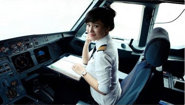 Trần Trang Nhung sinh năm 1987, là cơ phó điều khiển Airbus 321 đầu tiên của Việt Nam. Cô được đào tạo bài bản tại Pháp và vừa trở về nước năm 2009.