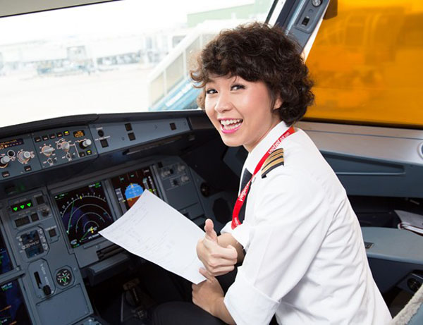 Cô gái 29 tuổi người Sài Gòn Nguyễn Phương Anh hiện là phi công đầu tiên người Việt Nam trong tổ bay của hãng hàng không Vietjet Air.