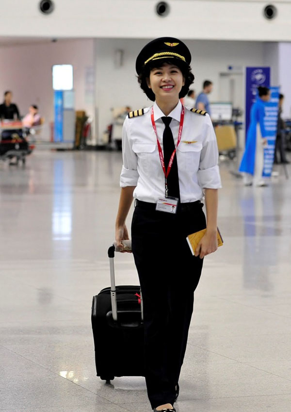 Phương Anh tốt nghiệp khoa ngoại ngữ trường đại học Nhân văn TP.HCM, cô đã có quá trình gần 7 năm làm tiếp viên cho hãng hàng không quốc gia Việt Nam.