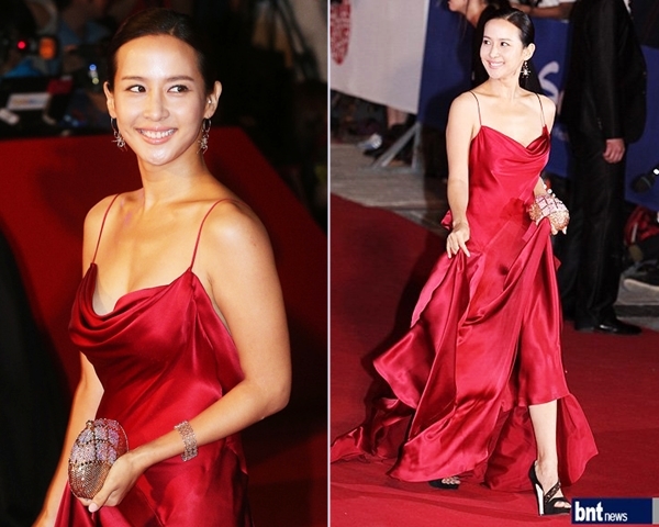 Nữ diễn viên 8x trễ nải vòng 1 cùng trang phục đỏ, chất liệu bóng, bổ sung trang sức quý phái.