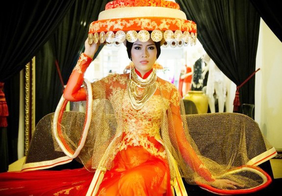 Mới nhất, đến lượt Nguyễn Thị Loan bị chê với bộ 'Long vũ khúc' tại Hoa hậu Thế giới 2014.