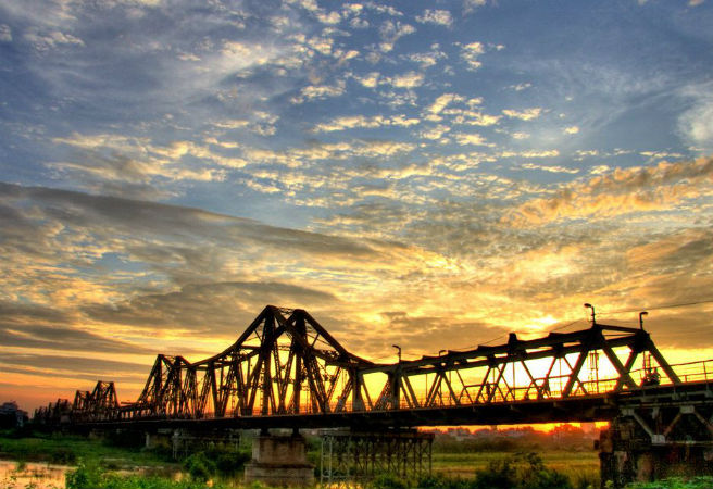 Cầu Long Biên được xây dựng từ vật tư chuyển từ Pháp về. Đây là cây cầu minh chứng cho lịch sử hào hùng của các chiến sỹ chiến đấu không ngừng nghỉ để bảo vệ cầu.