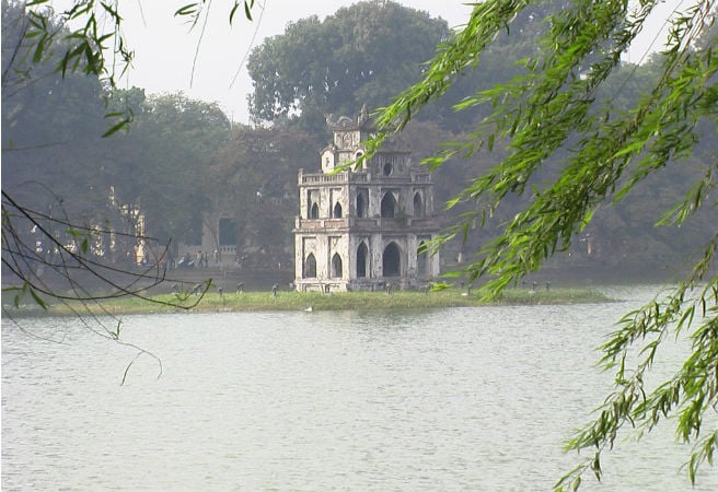 Hồ Hoàn Kiếm hay hồ Gươm là một hồ nước ngọt nằm giữa thủ đô Hà Nội.