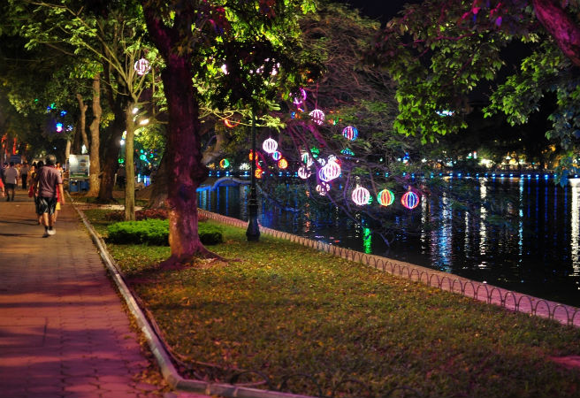Về đêm, du khách cùng người dân rủ nhau tản bộ quanh Hồ Gươm để ngắm cảnh đẹp về đêm giữa Hà Thành.