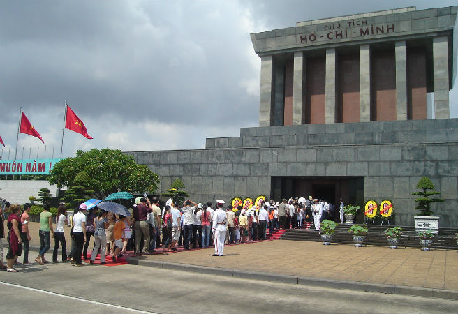 Nhiều du khách trong, ngoài nước khi đến Thủ Đô đều mong muốn đến thăm lăng Hồ Chủ Tịch.