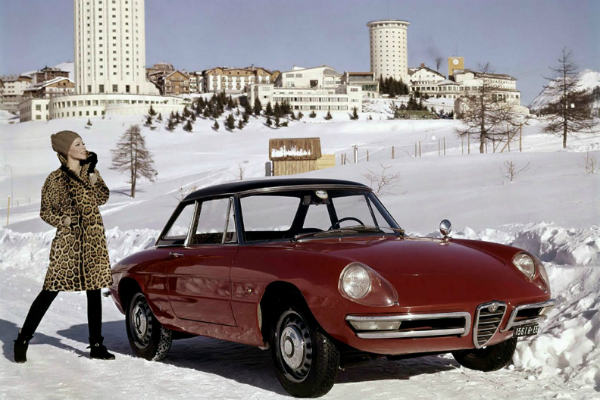 Alfa Romeo Duetto Spider. Nét quyến rũ của Alfa nằm ở bảng điều khiển thiết kế “all-star” và phần đuôi tròn thể hiện nét thanh lịch.