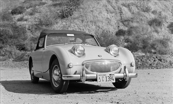 Austin-Healey Sprite Mark I 1958-1961. Với thiết kế đèn pha dạng “mắt bọ” và lưới tản nhiệt như đang cười, mẫu Austin Healey Sprite Mark I có lẽ là mẫu mui trần ấn tượng và đáng nhớ nhất trong quá khứ.