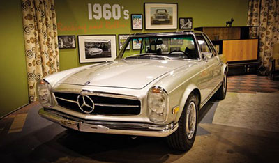Mercedes-Benz “Pagoda”. Đây là chiếc xe đầu tiên trong dòng SL có thiết kế hoàn hảo bởi những đường nét cải tiến. Nét đặc biệt của W113 series là nóc cong cong hình lòng chảo, nên nó còn có biệt danh “Pagoda” (mái chùa).