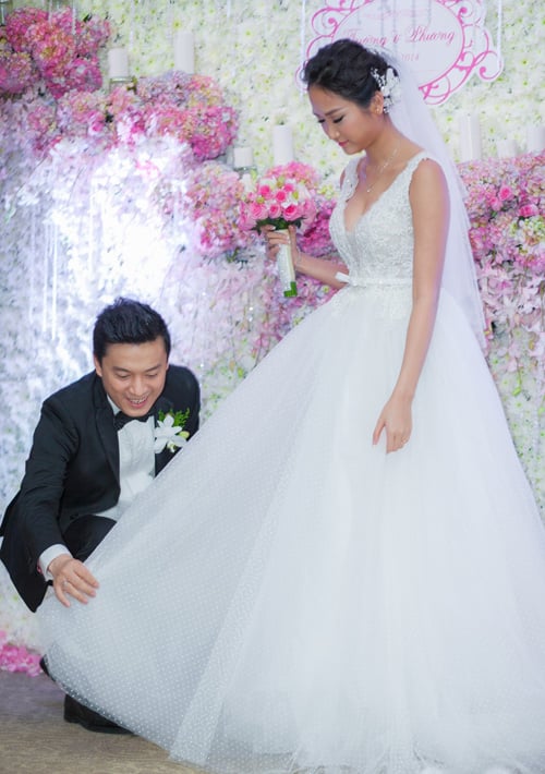 Cô dâu mới tinh của showbiz, vợ mới của Lam Trường, diện hai chiếc váy trong tiệc cưới. Thiết kế công chúa này tôn vẻ đẹp dịu dàng, hiền thục của Yến Phương.