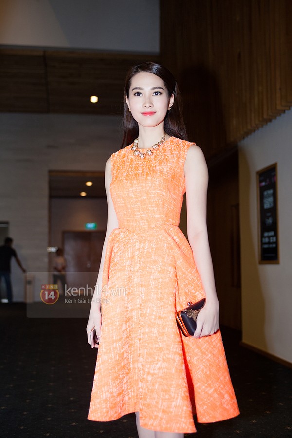 Hoa hậu Thu Thảo chọn cho mình thiết kế váy cam đơn giản và nữ tính, đi kèm với clutch đen nhỏ xinh.