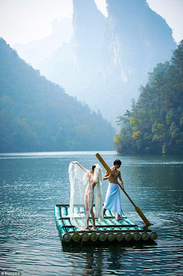 Hsin Han và Cai Yuan nude hoàn toàn trong bộ ảnh cưới của mình tại khu du lịch Trương Gia Giới ở tỉnh Hồ Nam của Trung Quốc.