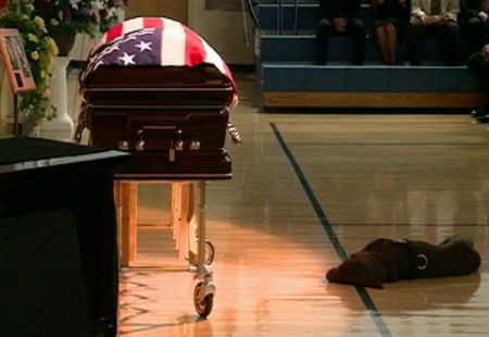 Hawkeye là một chú chó quân đội đã 'khóc rống', đau đớn trong đang đám tang của chủ nhân.