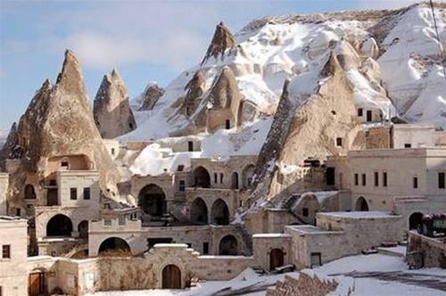 Nếu muốn nhìn ngắm những tu viện, nhà thờ trong hang động đẹp nhất thế giới, bạn chắc chắn phải đến thăm làng Goreme (Thổ Nhĩ Kỳ).