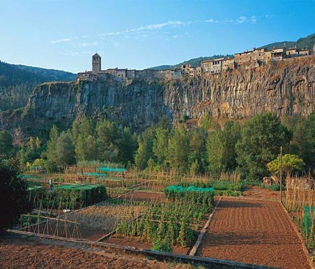 Nằm cheo leo trên vách đá bazan ven sông, Castellfollit de la Roca là một trong những ngôi làng đẹp nhất trong khu Catalonia thuộc Tây Ban Nha.